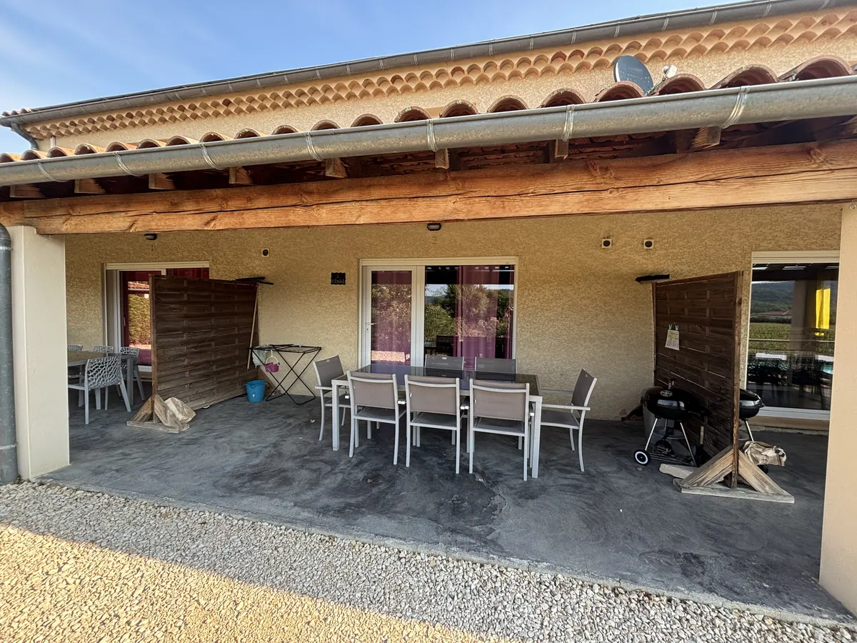 Überdachte Terrasse von Gîte 2 von Villa Vallon I