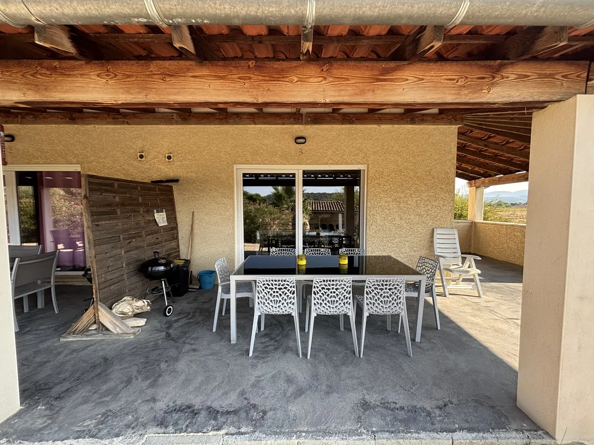 Überdachte Terrasse von Gîte 3 von Villa Vallon I