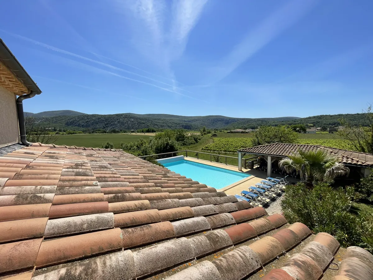 Panorama über den Pool und die Hügel der Ardèche