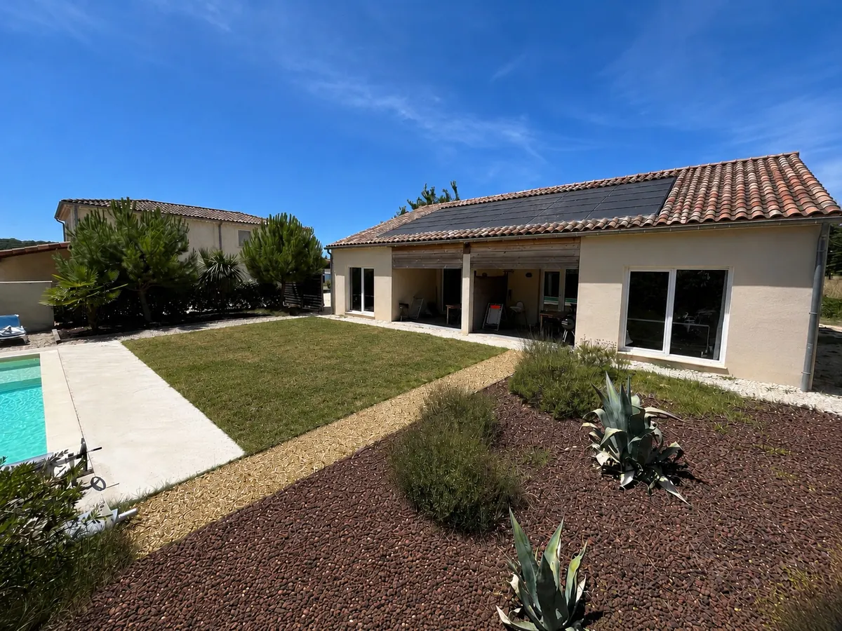 Außenansicht von Villa Vallon III und dem Pool