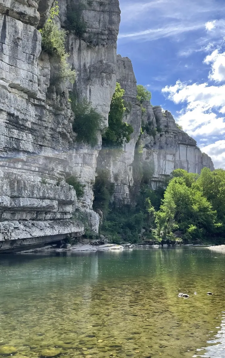 Felswände und klares Wasser in der Ardèche