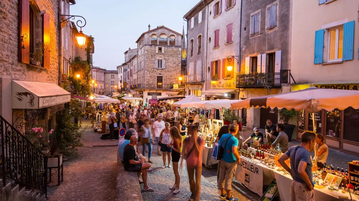 Atmosphäre auf einem Abendmarkt in der Ardèche