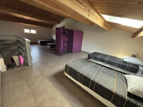 Zweite Ansicht des Schlafzimmers im Obergeschoss von Gîte 2