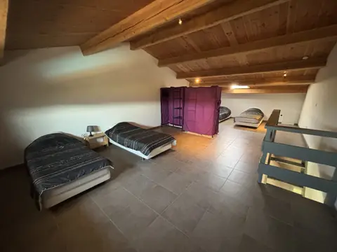 Schlafzimmer mit vier Betten von Gîte 2