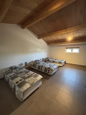Schlafzimmer mit vier Betten von Gîte 3